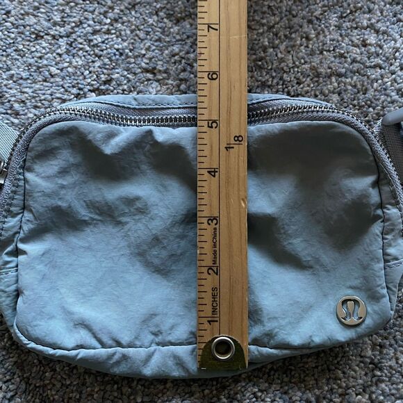 Lululemon Everywhere Women's Belt Bag Gray Small 8x5" Pockets Travel - Picture 3 of 6
